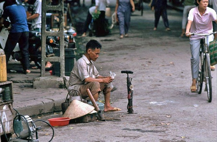 Bơm, vá xe, Hà Nội 1991.